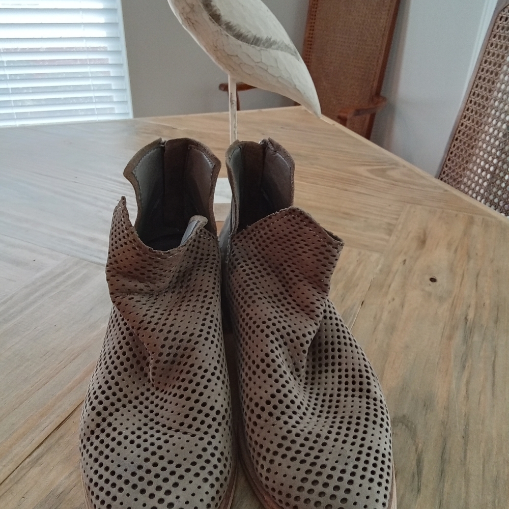 Dolce Vita Size 8 Perforated Tan Ankle Boots